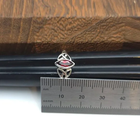 Size 8 925 Sterling Silver Simple Red Glass Celtic Ring - Picture 6 of 7